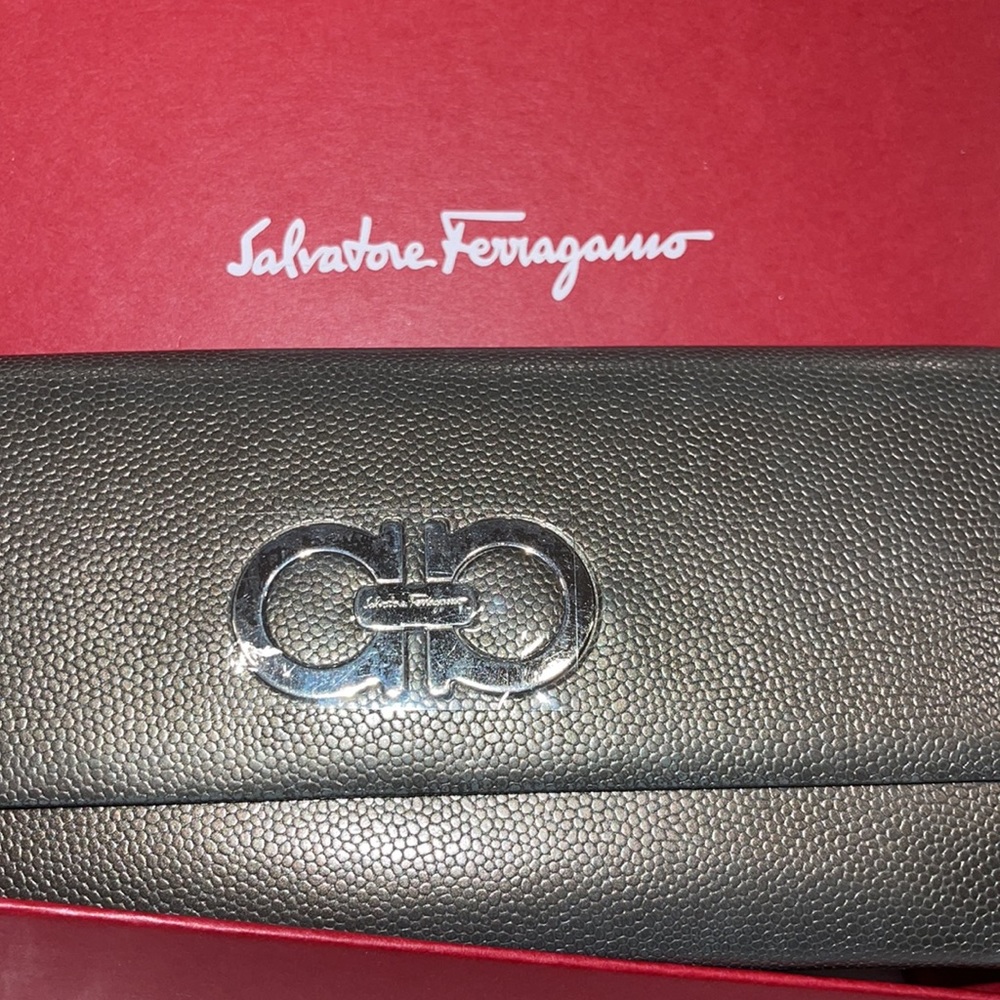 Salvatore Ferragamo wallet excellent Condition color is gun metal with silver - Picture 4 of 7